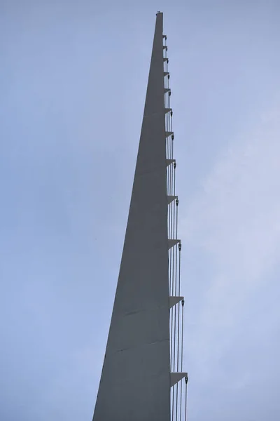 Vertikal Bild Sundial Bron Isolerad Blå Himmel — Stockfoto