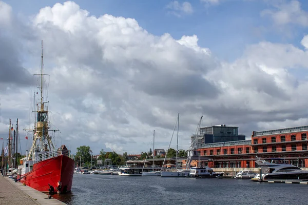 Grandes Navios Porto Dia Nublado — Fotografia de Stock