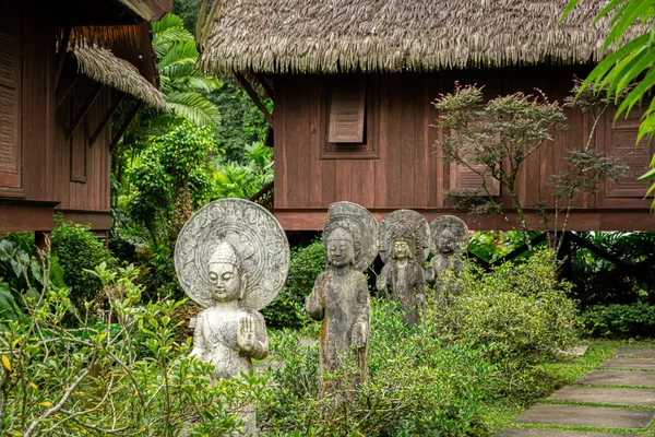 Una Vista Tranquila Las Esculturas Hindúes Césped Hotel Bali Indonesia — Foto de Stock