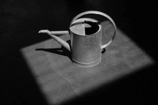 Висококутний Знімок Металевого Посуду Сірій Поверхні Темному Місці — стокове фото