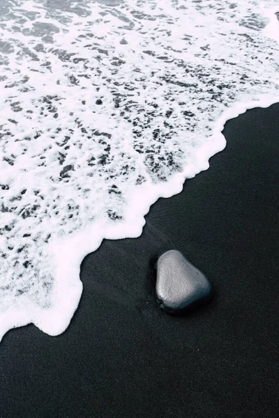 Colpo Verticale Onde Schiumose Che Lavano Spiaggia Sabbia Nera — Foto Stock