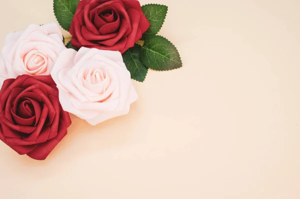 浅色背景上的几朵红玫瑰和粉红玫瑰 有文字空间 — 图库照片