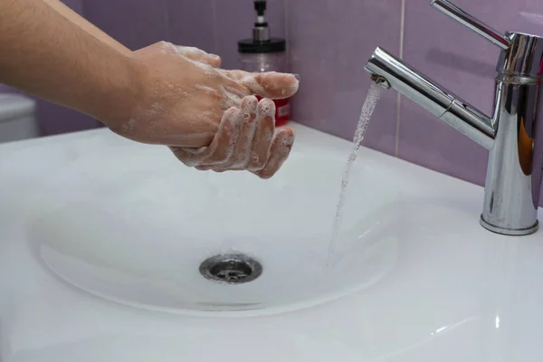 Uomo Che Lava Mani Con Sapone — Foto Stock