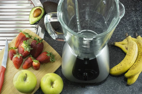 Een Top Uitzicht Van Vers Fruit Een Blender Een Keuken — Stockfoto