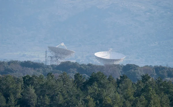 Два Огромных Телескопа Густом Лесу — стоковое фото