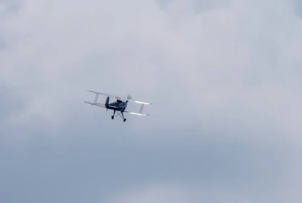 Een Vliegend Tweedekker Bewolkte Lucht — Stockfoto