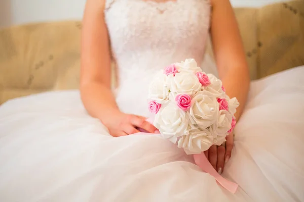Eine Nahaufnahme Einer Süßen Braut Mit Blumen — Stockfoto