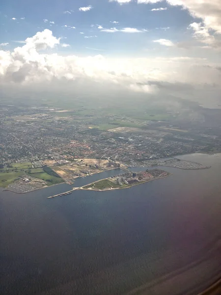 Utsikt Över Kuststad Från Ett Planfönster — Stockfoto