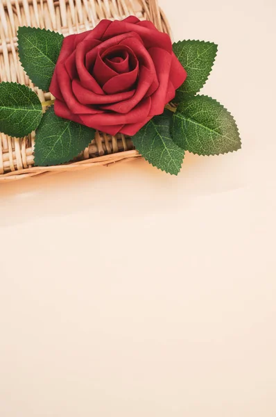 浅色背景上有红玫瑰的柳条盘子 上面有文字的空间 — 图库照片