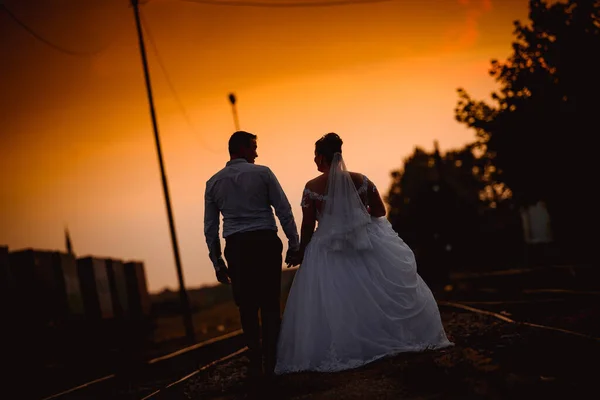 Una Hermosa Toma Recién Casados Felices Caminando Por Calle Durante — Foto de Stock