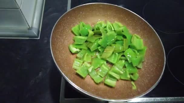 Primer Plano Salteado Pimientos Verdes Una Sartén — Vídeos de Stock