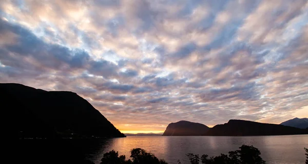 Красивый Горный Пейзаж Озером Фоне Облачного Неба — стоковое фото
