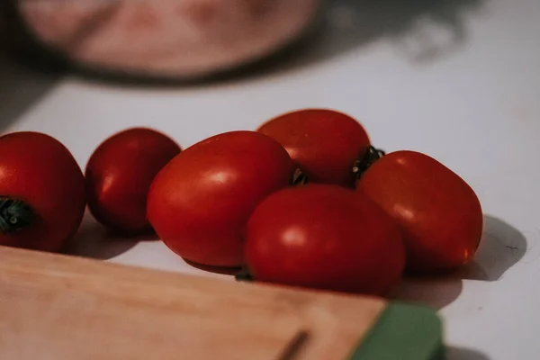 Närbild Färska Tomater Bordet — Stockfoto