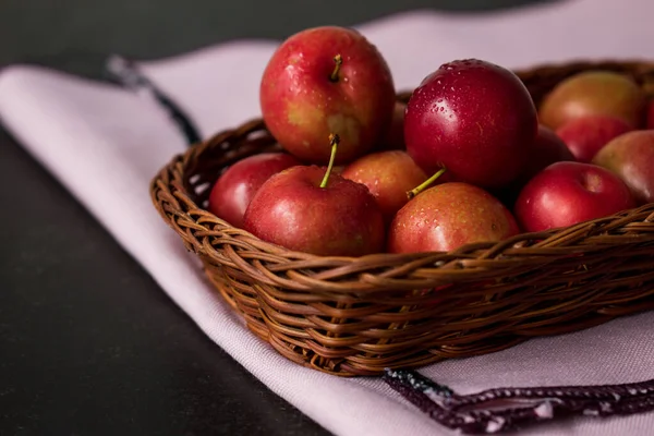 Egy Közelkép Friss Vörös Almáról Egy Szalmakosárban — Stock Fotó