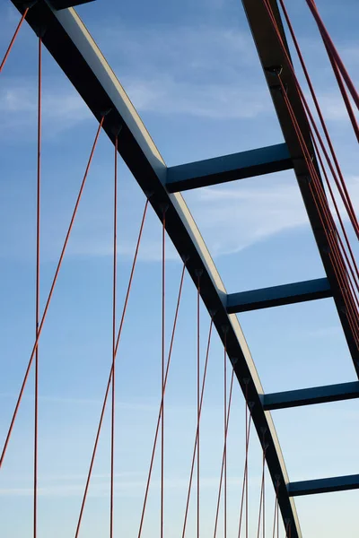 Vertikal Närbild Skott Bro Båge Struktur Mot Blå Himmel Bakgrund — Stockfoto