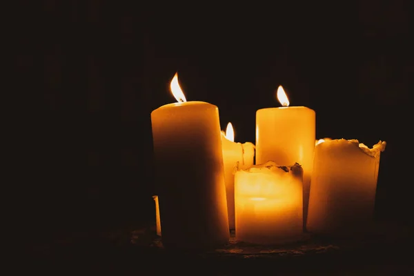 Candele Accese Sfondo Scuro Con Spazio Testo — Foto Stock