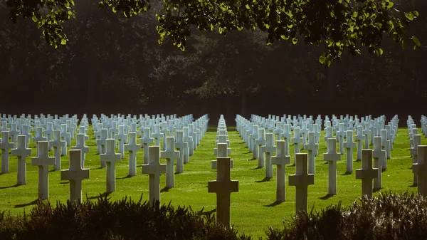 Ujęcie Poziome Cmentarza Wojskowego Białymi Nagrobkami Krzyża — Zdjęcie stockowe