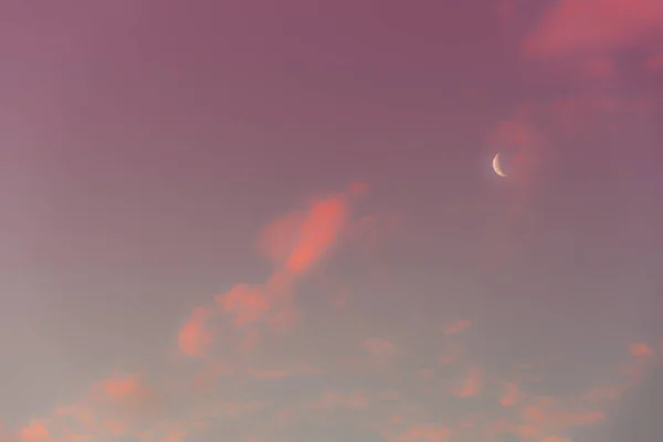 Günbatımında Hilal Şeklinde Bir Çivit Gökyüzünün Güzel Manzarası — Stok fotoğraf