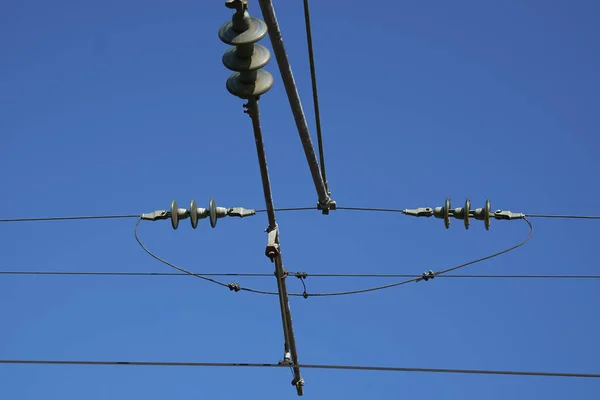 Tiro Baixo Ângulo Linhas Transmissão Energia Sob Luz Solar Céu — Fotografia de Stock