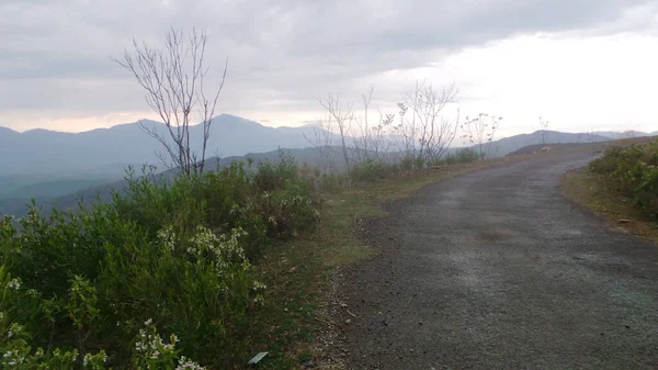 Primo Piano Della Strada Sullo Sfondo Della Montagna — Foto Stock