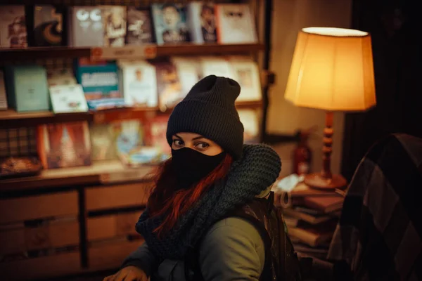 Портрет Молодої Жінки Зимовим Одягом Захисною Маскою Книгарні — стокове фото