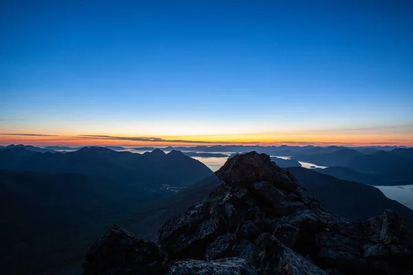 Hermoso Paisaje Montaña Con Lago Contra Fondo Del Cielo Puesta — Foto de Stock