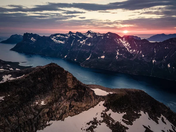 Замерзлий Гірський Пейзаж Невеликим Озером Фоні Неба Заходу Сонця — стокове фото