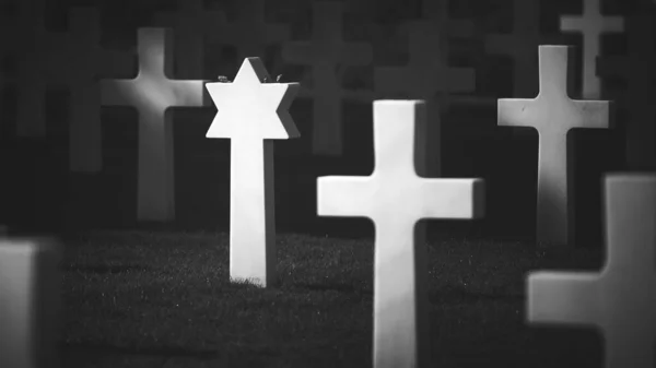 Černobílý Záběr Temný Hřbitov Bílým Křížem Hvězdnými Náhrobky — Stock fotografie