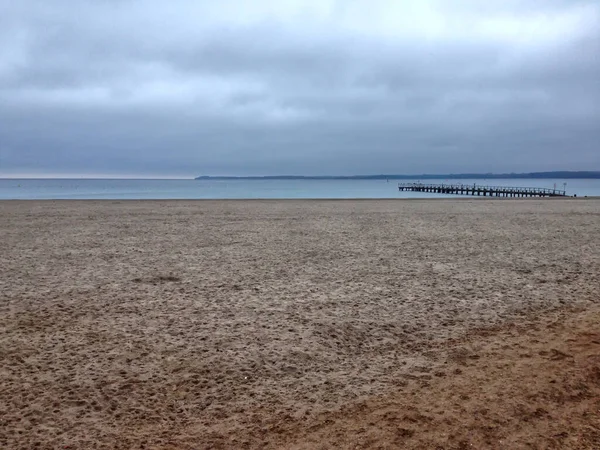 Une Plage Calme Vide Par Temps Pluie — Photo