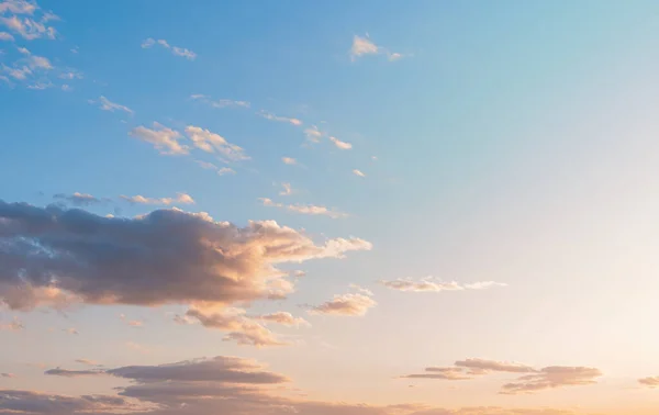 Güneşli Bir Akşamda Mavi Bulutlu Bir Gökyüzü Duvar Kağıtları Arka — Stok fotoğraf