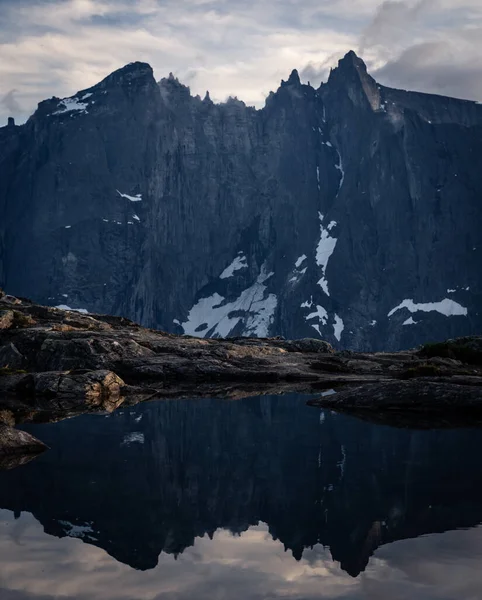 Plan Vertical Réflexion Troll Wall Sur Lac Marstein Norvège — Photo