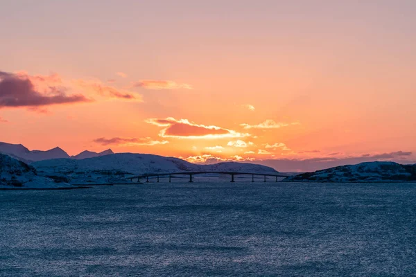 Een Prachtige Plas Landschap Met Een Kleine Brug Tegen Zonsondergang — Stockfoto