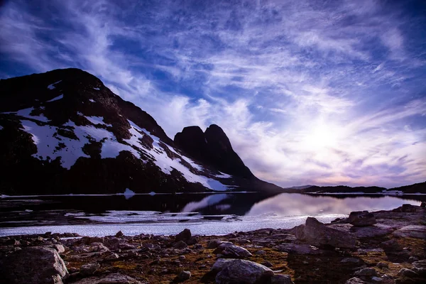 Uma Bela Paisagem Montanha Com Lago Congelado Contra Fundo Céu — Fotografia de Stock