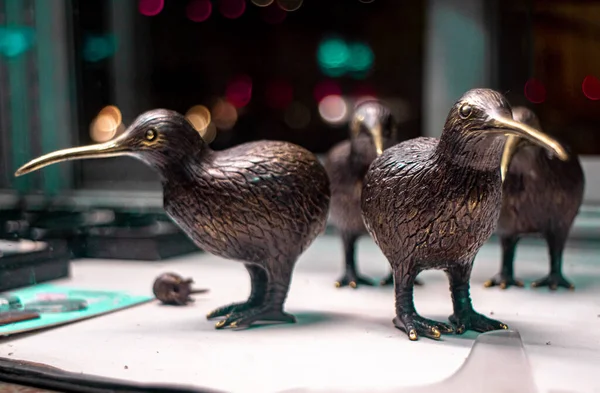 Close Estátuas Bronze Kiwi Pássaro Sobre Mesa Sob Luzes Com — Fotografia de Stock