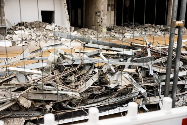 一张废弃建筑的特写镜头 造成相当大的破坏 — 图库照片
