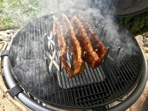 Grill Worden Smakelijke Varkensribbetjes Gekookt — Stockfoto