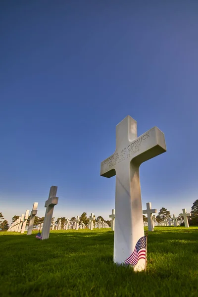 Mezarlıkta Yanında Amerikan Bayrağı Olan Beyaz Bir Haç Mezar Taşının — Stok fotoğraf
