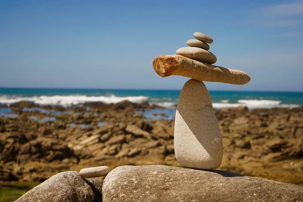 海岸のバランスで白い石のクローズアップショット — ストック写真