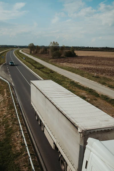 Bílý Náklaďák Dálnici — Stock fotografie