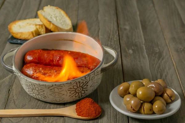 Chorizo Piccante All Inferno Cotto Sopra Fuoco Proprio Sul Tavolo — Foto Stock