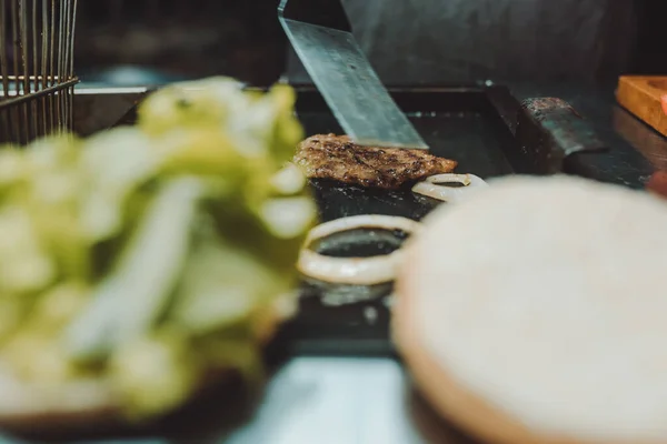 Een Persoon Die Hamburgers Maakt Met Verschillende Ingrediënten — Stockfoto