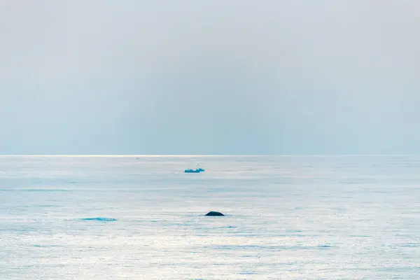 Beau Paysage Marin Avec Bateau Sur Mer Sur Fond Ciel — Photo