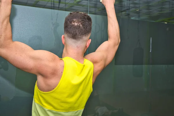 Primer Plano Hombre Blanco Caucásico Haciendo Pull Ups Gimnasio —  Fotos de Stock