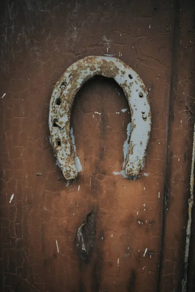 Vertical Shot Old Rusty Horseshoe Hanging Wooden Door — Stock Photo, Image