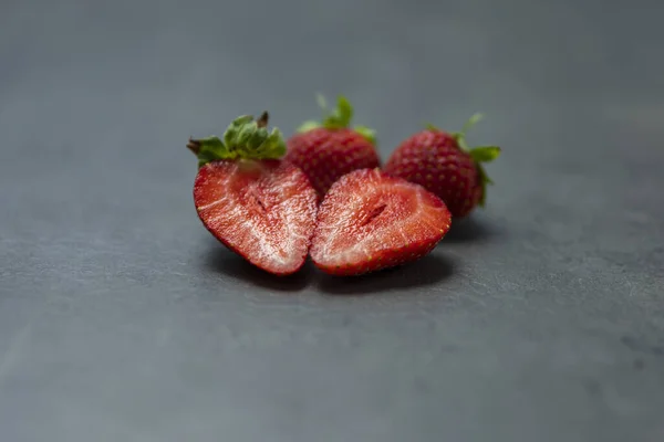 Eine Nahaufnahme Von Roten Saftigen Erdbeeren Auf Schlichtem Hintergrund — Stockfoto