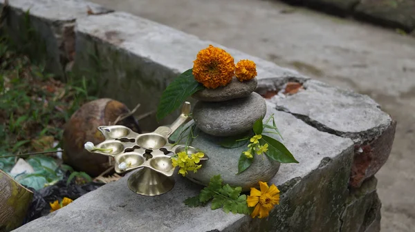 小石を積んだ花のクローズアップ — ストック写真