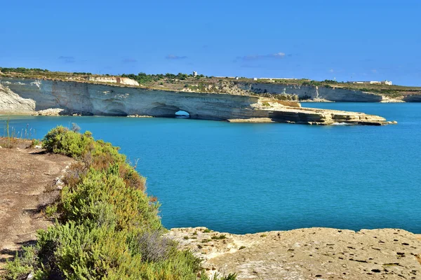 Delimara Marsaxlokk Malta 2015 Szeptember Fehér Sziklák Kis Tengeri Boltíves — Stock Fotó