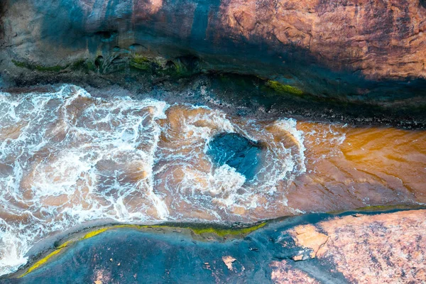 二つの岩の間を流れる川の上からの眺め — ストック写真