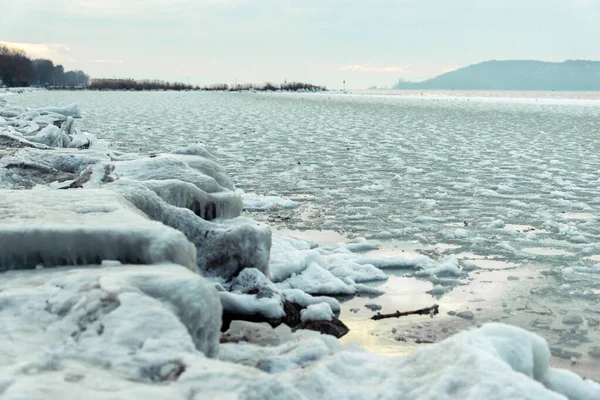 Gyönyörű Kép Balatonról Télen Hegyekkel Láthatáron — Stock Fotó