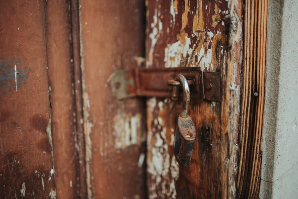 古い木製のドア枠に開かれた南京錠の閉鎖 — ストック写真